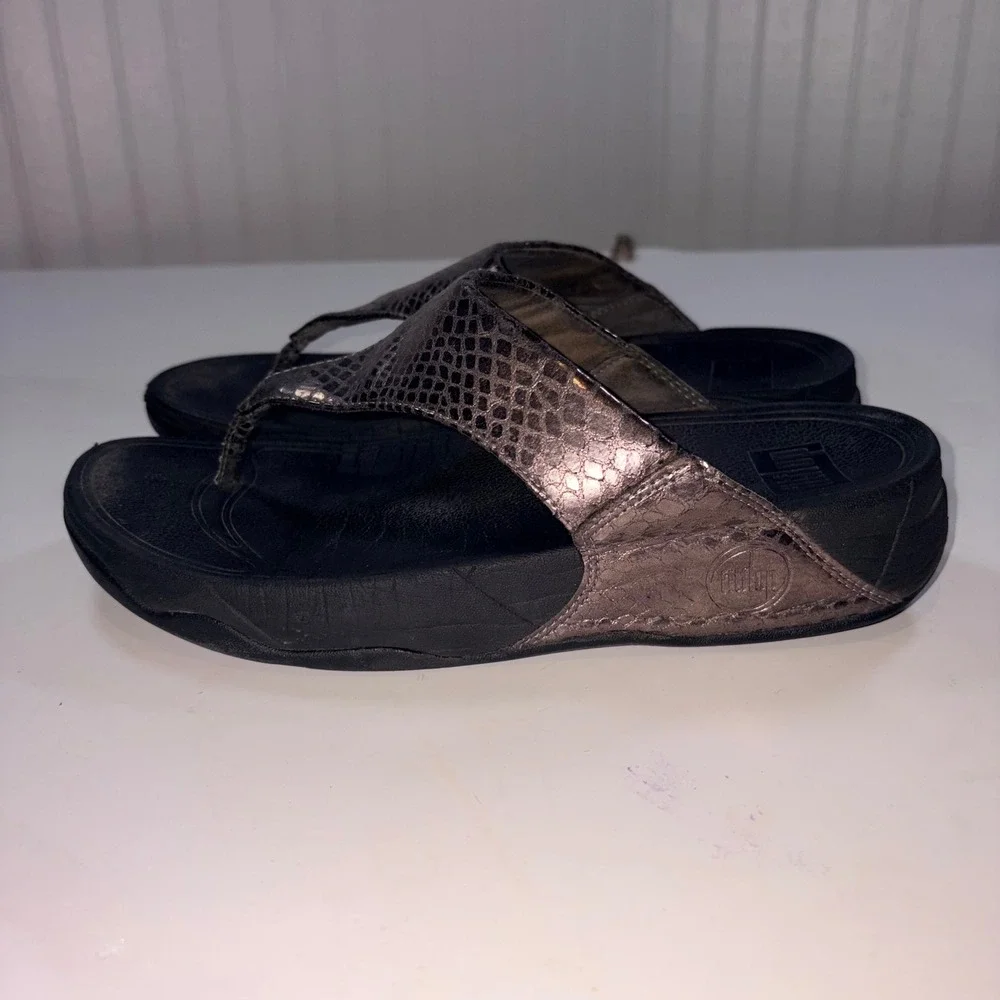 FitFlop Pietra Sandals 8 Pewter Snake Print Metallic Wedge Thong Comfort